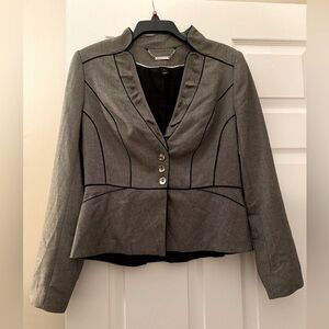 🩶 Fitted Blazer with Buttons & Piping